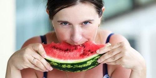 聪明女孩吃瓜视频,视频中的趣味与深度