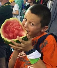 吃瓜男童视频,萌娃吃瓜视频走红网络