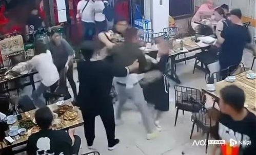 吃瓜唐山打人原视频,还原现场，吃瓜群众直呼“太震撼”