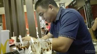 大老爷们吃瓜刮胡刀视频