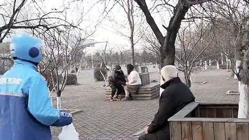 大爷看热闹吃瓜视频下载,视频下载带你一探究竟