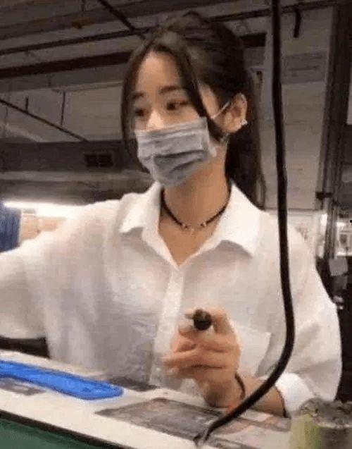 抖音口罩女吃瓜视频,抖音热议事件背后的真相揭秘