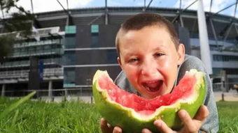 男孩摔西瓜吃瓜视频